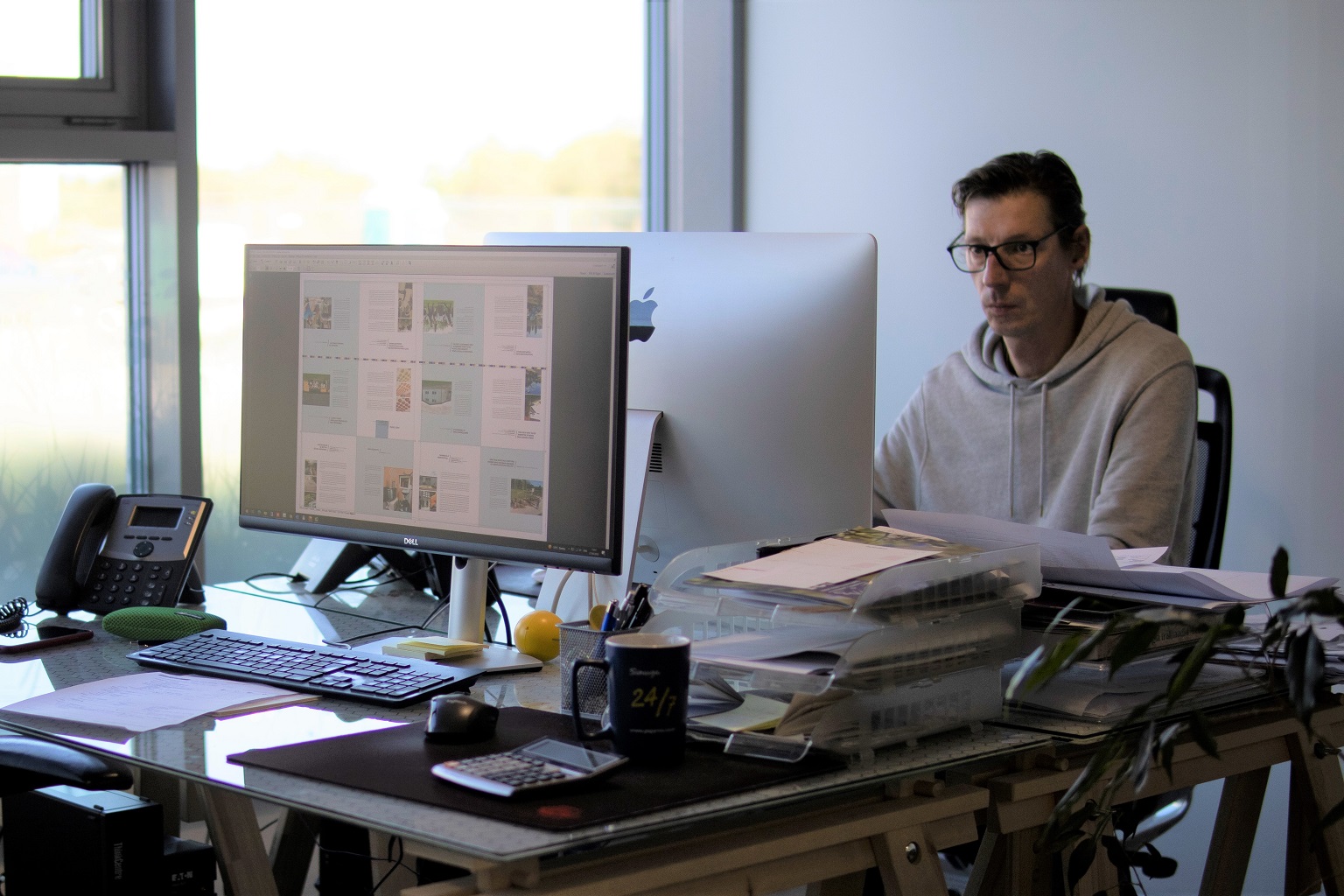 trükiettevalmistuse spetsialist Heigo istub oma töölaua taga