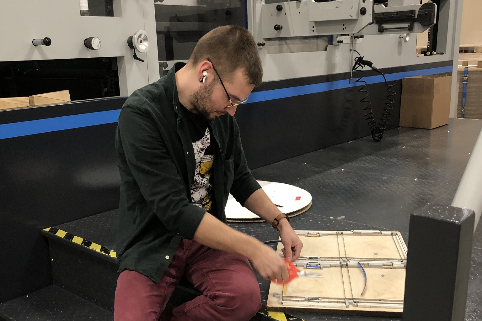 stantsija Tarvi stantsimasina juures tööd tegemas