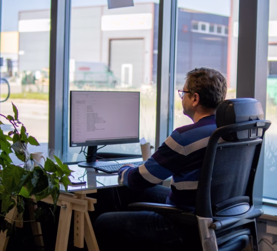 trükijuht kaimar valmistan akna all, oma töölaua taga trükinimekirja