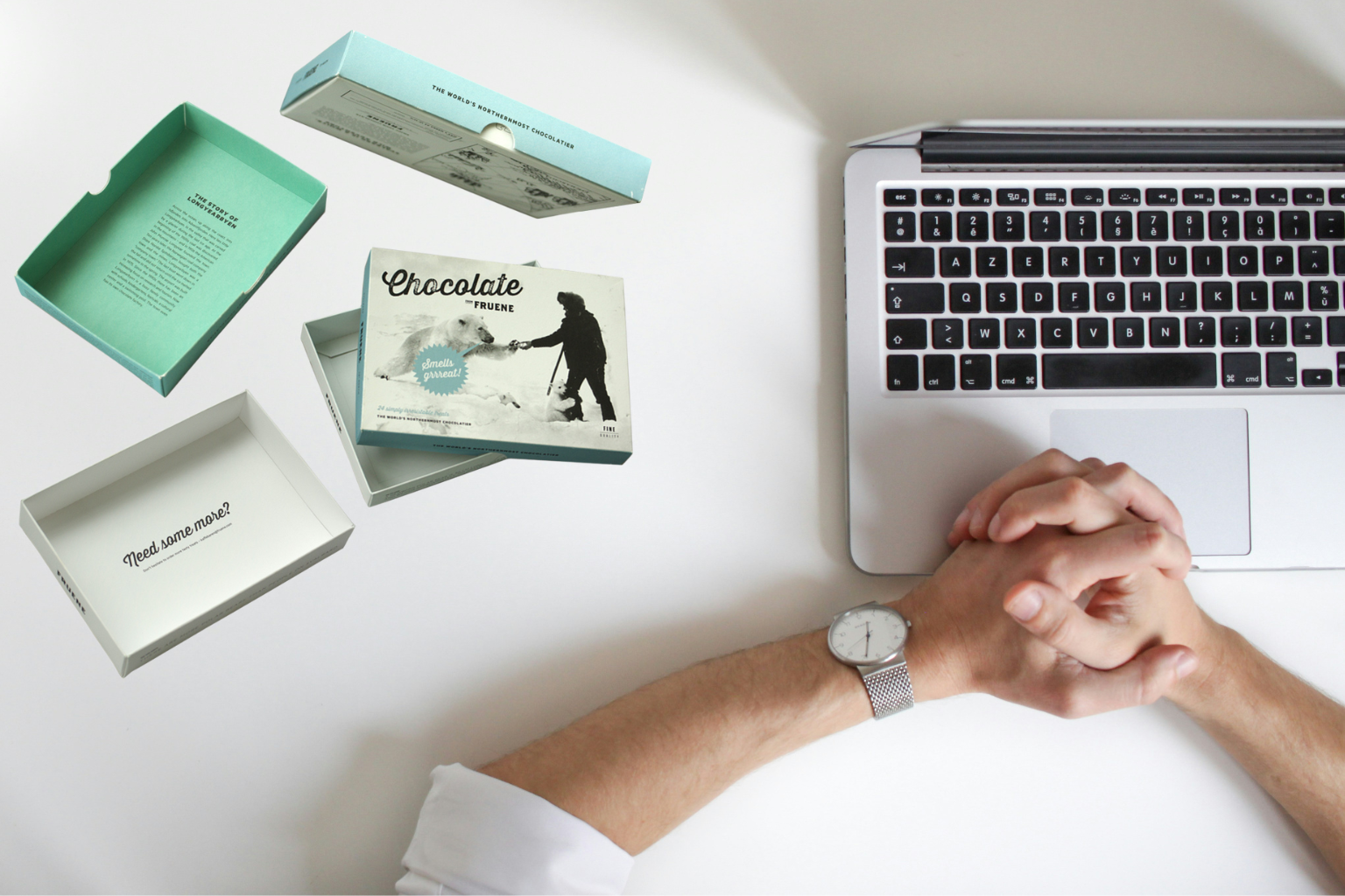 inimese käed, sülearvuti ja pakendid