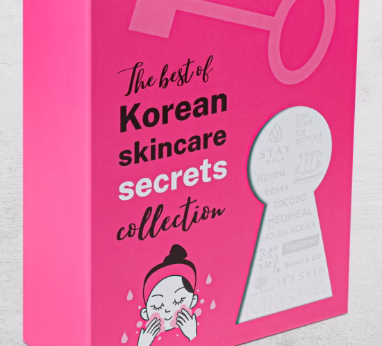 roosa kosmeetika pakend hallil taustal