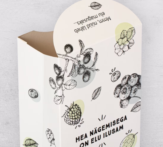 valge pakend hallil taustal