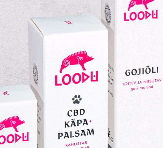 valge pakend hallil taustal