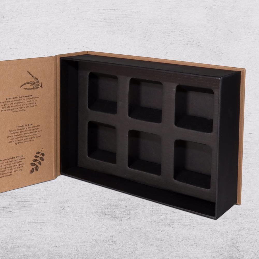 pruun pakend hallil taustal