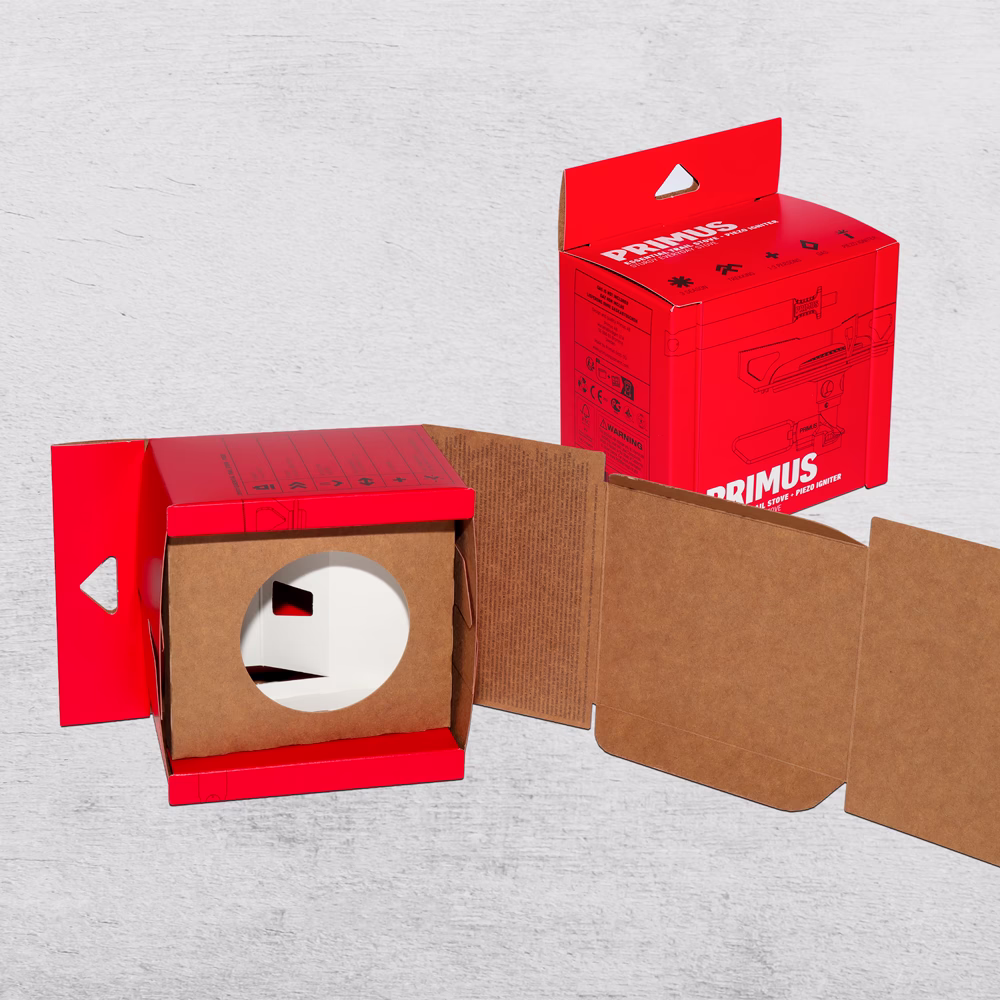 punane pakend hallil taustal