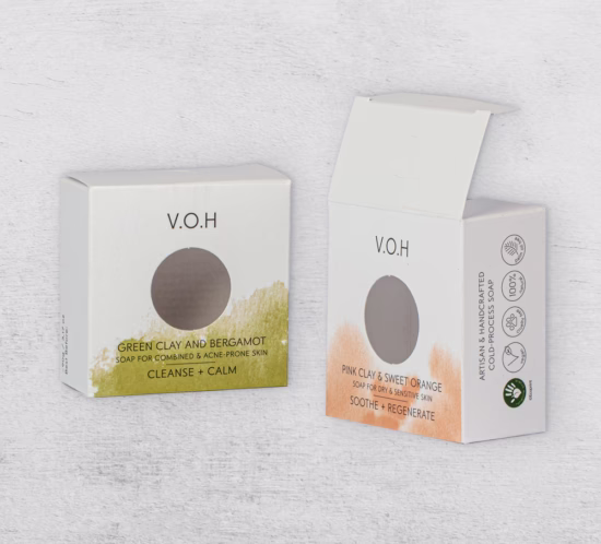 pakendid hallil taustal