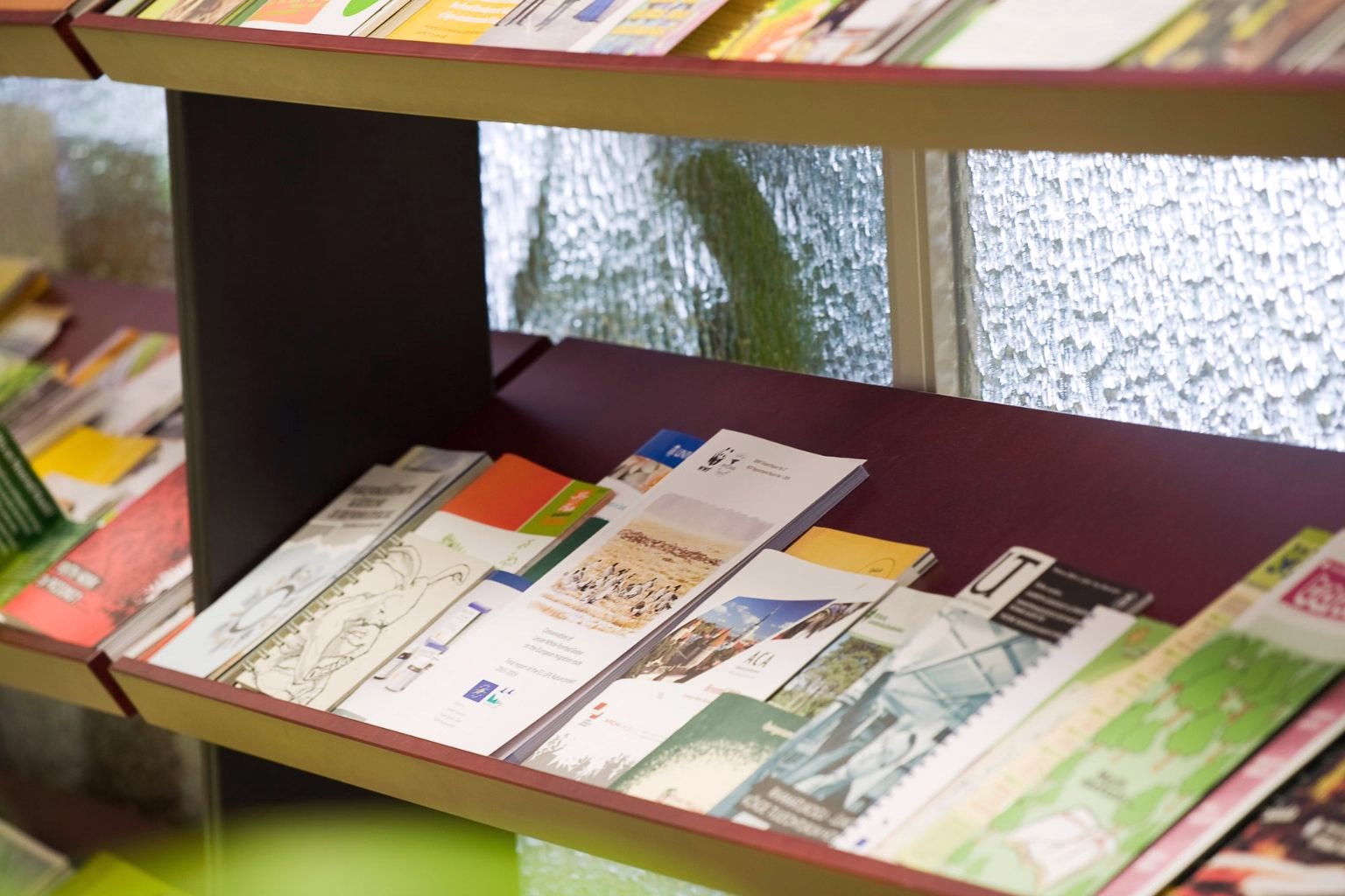 xr:d:DAFtGfb3lwg:2,j:2792633198869168894,t:23083109 näidiste riiulil olevad trükised