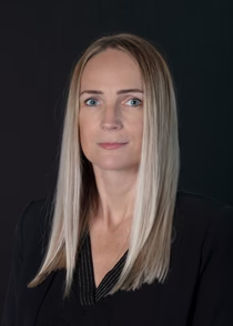 maili müügiassistent maili mustal taustal