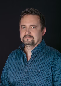 margo tegevjuht mustal taustal