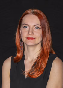 reelika büroojuht mustal taustal