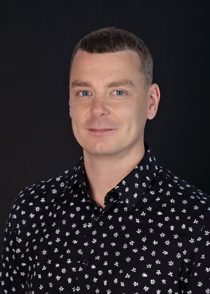 siim müügidirektor Siim mustal taustal