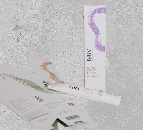 valged pakendid hallil taustal