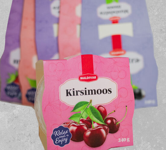 värvilised pakendid hallil taustal