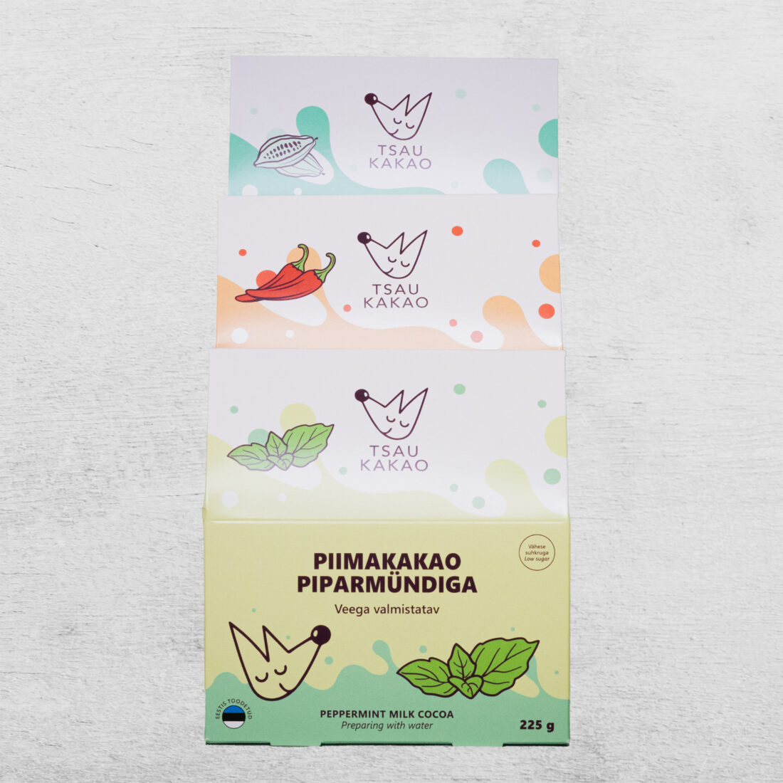 rõõmsad pakendid hallil taustal