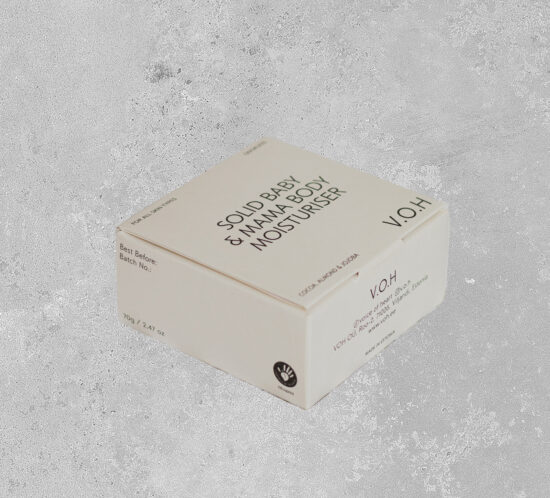 valge pakend hallil taustal